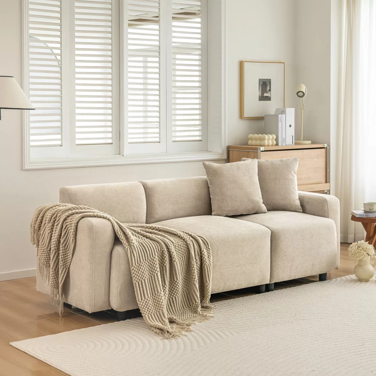 Canapé 3 places moderne avec coussins déco, tissu chenille